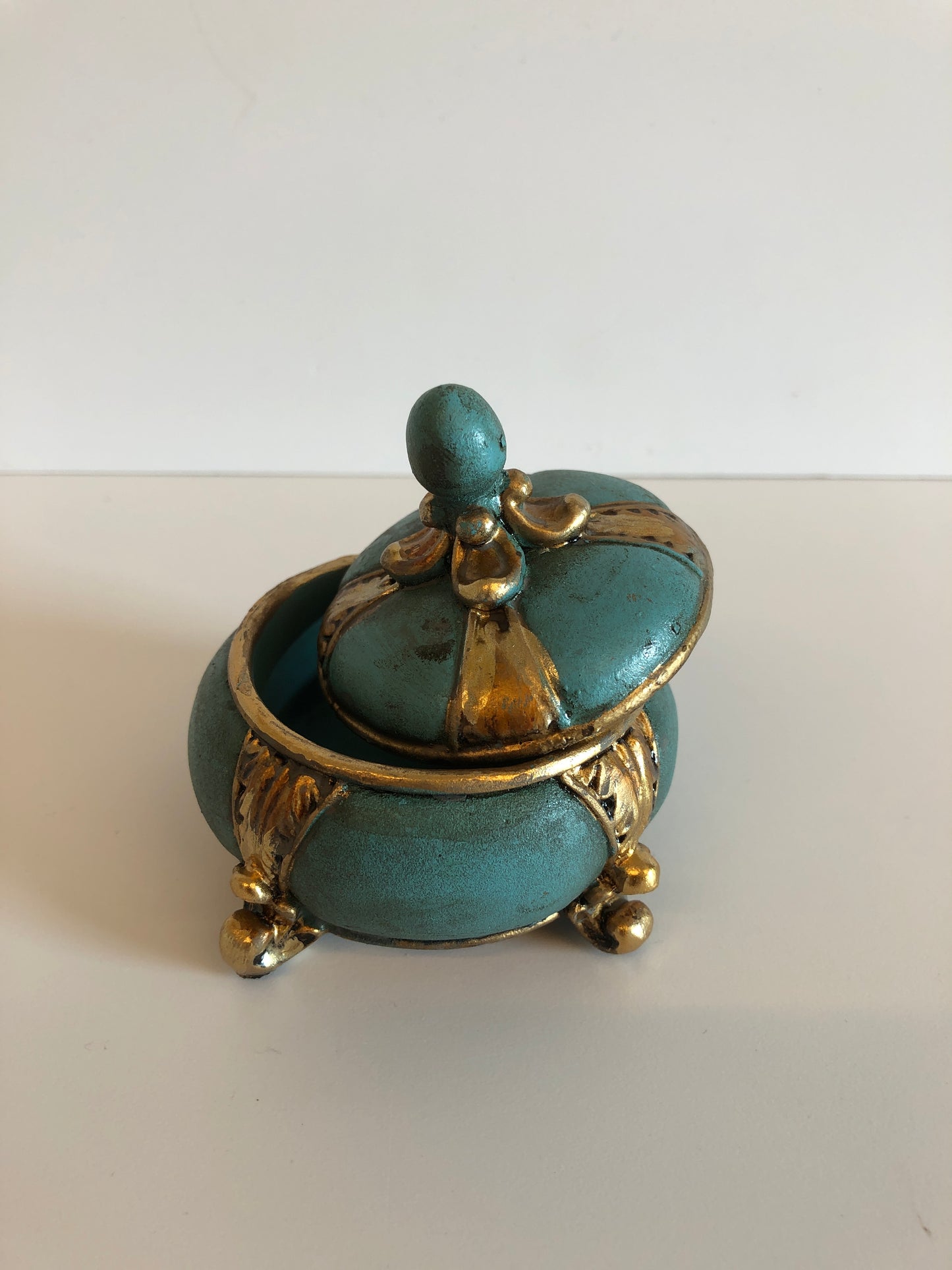 Jewelry emerald Round box